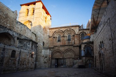 Kudüs 'teki Kutsal Mezar Kilisesi' nin ana girişine bakın.