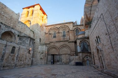 Kudüs 'teki Kutsal Mezar Kilisesi' nin ana girişine bakın.