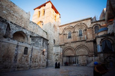 JERUSALEM, ISRAEL - 10 HAZİRAN 2016: Kutsal Mezar Kilisesi 'nin girişindeki insanlar. 10 Ocak 2016. Kudüs, İsrail.