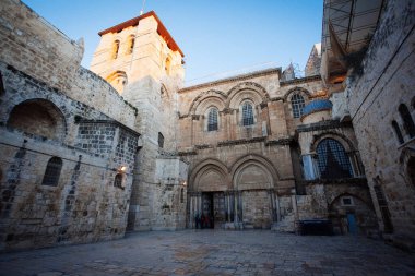 JERUSALEM, ISRAEL - 10 HAZİRAN 2016: Kutsal Mezar Kilisesi 'nin girişindeki insanlar. 10 Ocak 2016. Kudüs, İsrail.