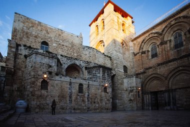 Eski Kudüs 'teki Kutsal Mezar Kilisesi' nin yanındaki genç kadın.