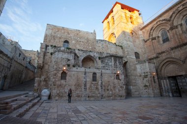 Eski Kudüs 'teki Kutsal Mezar Kilisesi' nin yanındaki genç kadın.