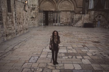 Eski Kudüs 'teki Kutsal Mezar Kilisesi' nin yanındaki genç kadın.