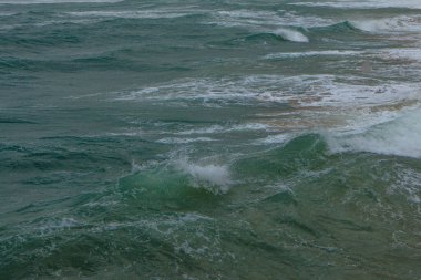 Deniz köpüklü büyük dalga ve parlak turkuaz su