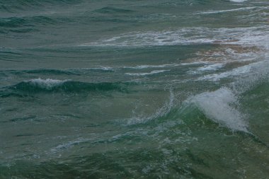 Deniz köpüklü büyük dalga ve parlak turkuaz su