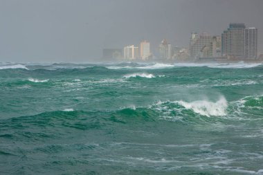 Eski şehrin modern Tel Aviv manzarası