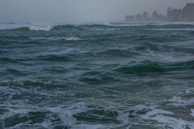 Deniz köpüklü büyük dalga ve parlak turkuaz su