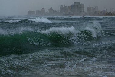 Deniz köpüklü büyük dalga ve parlak turkuaz su