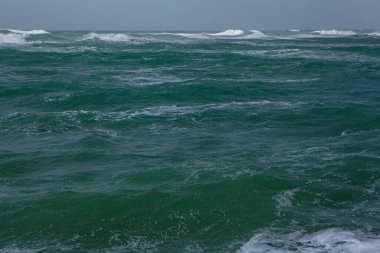 Deniz köpüklü büyük dalga ve parlak turkuaz su