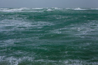 Deniz köpüklü büyük dalga ve parlak turkuaz su