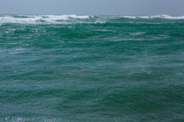 Deniz köpüklü büyük dalga ve parlak turkuaz su