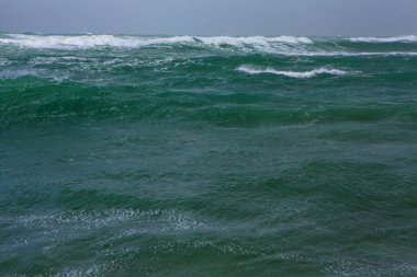 Deniz köpüklü büyük dalga ve parlak turkuaz su