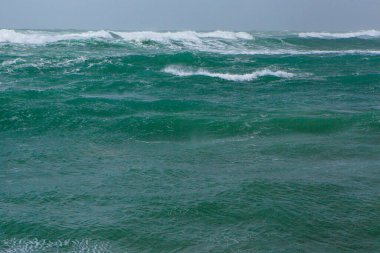 Deniz köpüklü büyük dalga ve parlak turkuaz su