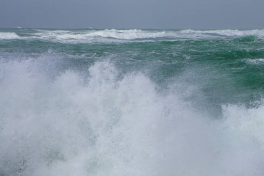Denizde güçlü okyanus dalgaları