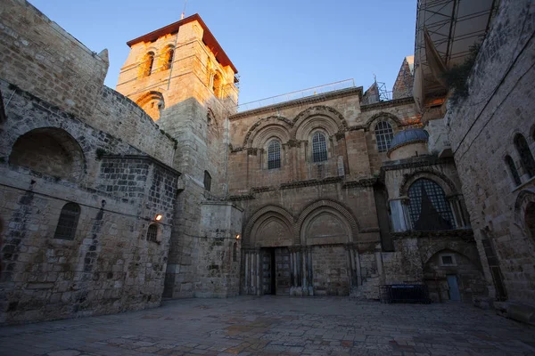 エルサレム旧市街の聖墳墓教会の正面玄関からの眺め — ストック写真
