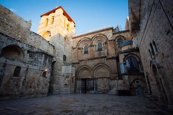 エルサレム旧市街の聖墳墓教会の正面玄関からの眺め — ストック写真