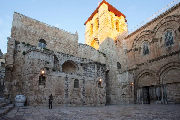 Молодая Женщина Возле Храма Гроба Господня Старом Городе Иерусалима — стоковое фото