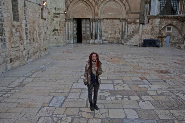 Mujer Joven Cerca Iglesia Del Santo Sepulcro Ciudad Vieja Jerusalén — Foto de Stock