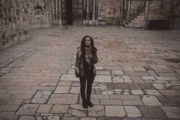 Молодая Женщина Возле Храма Гроба Господня Старом Городе Иерусалима — стоковое фото