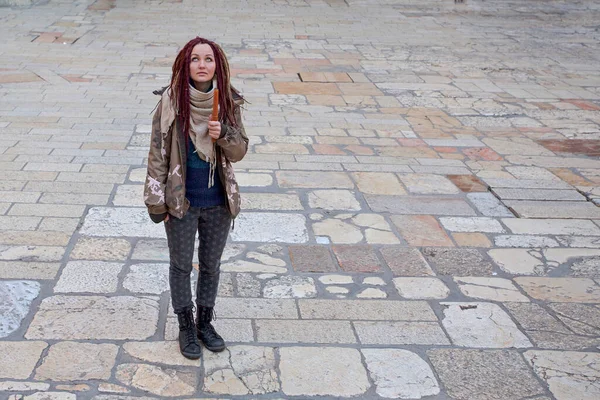 Jeune Femme Près Église Saint Sépulcre Dans Vieille Ville Jérusalem — Photo