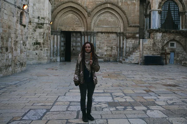 Молода Жінка Біля Церкви Гробу Господнього Старому Місті Єрусалима — стокове фото