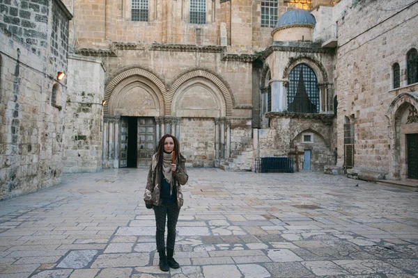 Młoda Kobieta Pobliżu Kościoła Bożego Grobu Starym Mieście Jerozolimy — Zdjęcie stockowe