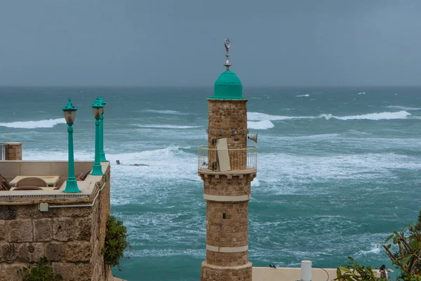 モスクがあるテルアビブの古い港の眺め — ストック写真