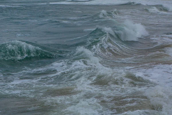 海泡と明るいターコイズブルーの水で大きな波 — ストック写真
