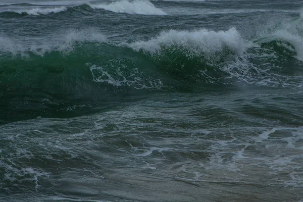 Velká Vlna Mořskou Pěnou Jasnou Tyrkysovou Vodou — Stock fotografie