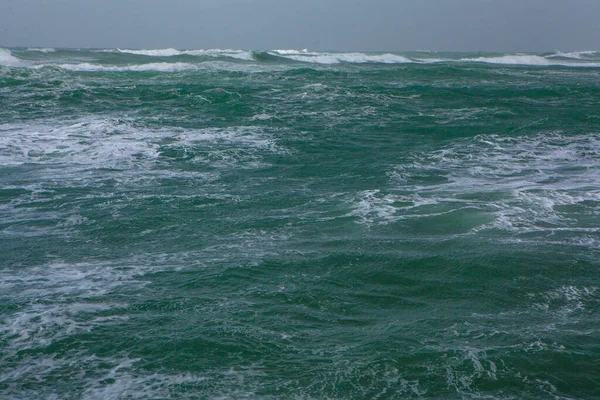 Velká Vlna Mořskou Pěnou Jasnou Tyrkysovou Vodou — Stock fotografie