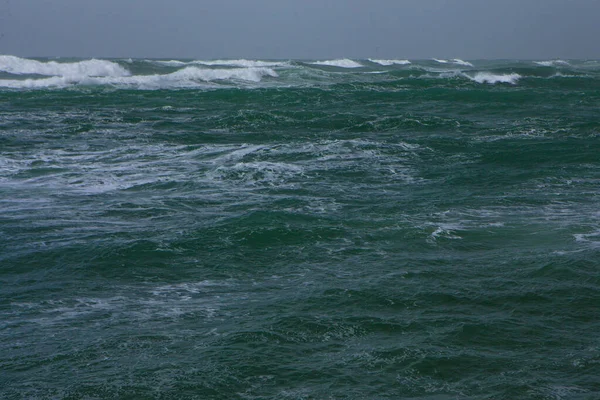 Große Welle Mit Meerschaum Und Türkisfarbenem Wasser — Stockfoto