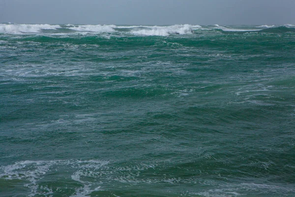 Deniz köpüklü büyük dalga ve parlak turkuaz su