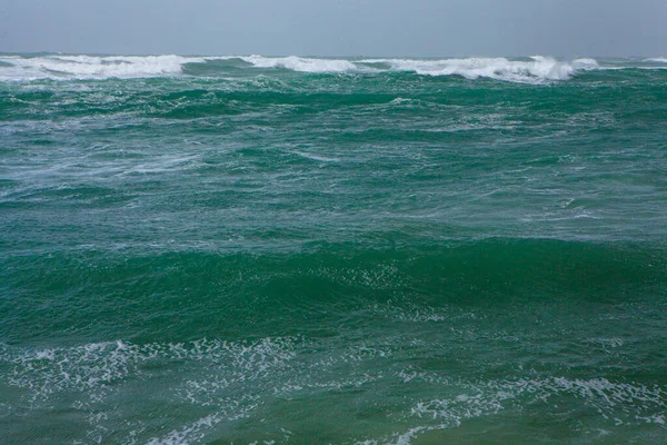 Große Welle Mit Meerschaum Und Türkisfarbenem Wasser — Stockfoto