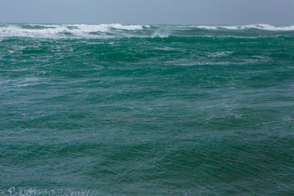 海泡と明るいターコイズブルーの水で大きな波 — ストック写真