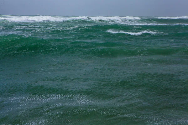 Deniz köpüklü büyük dalga ve parlak turkuaz su