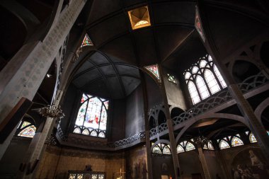 PARIS, FRANCE - 1 Ekim 2016: Paris 'teki en iyi Fransız Gotik mimari örneklerinden biri olan Saint Jean de Montmartre Katedrali' nin iç manzarası.