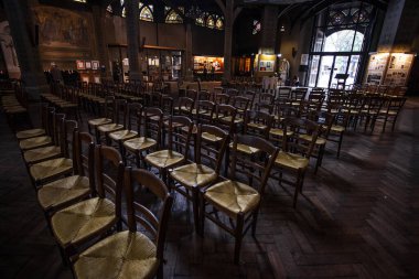 PARIS, FRANCE - 1 Ekim 2016: Paris 'teki en iyi Fransız Gotik mimari örneklerinden biri olan Saint Jean de Montmartre Katedrali' nin iç manzarası.