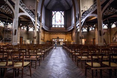 PARIS, FRANCE - 1 Ekim 2016: Paris 'teki en iyi Fransız Gotik mimari örneklerinden biri olan Saint Jean de Montmartre Katedrali' nin iç manzarası.