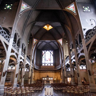 PARIS, FRANCE - 1 Ekim 2016: Paris 'teki en iyi Fransız Gotik mimari örneklerinden biri olan Saint Jean de Montmartre Katedrali' nin iç manzarası.