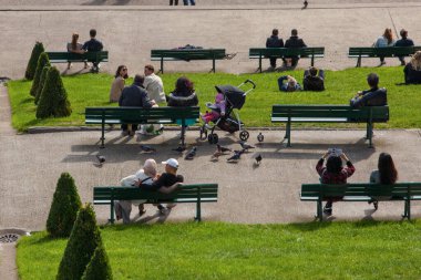 PARİS, FRANSA - 1 Ekim 2016: Montmartre Tepesi 'ni ziyaret edenler, Paris, Fransa' da tepeden Paris manzarası. 