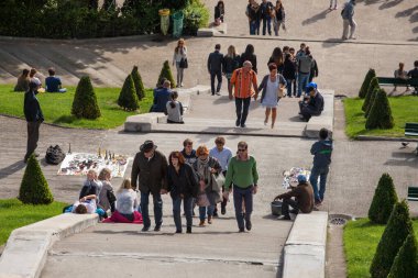 PARİS, FRANSA - 1 Ekim 2016: Montmartre Tepesi 'ni ziyaret edenler, Paris, Fransa' da tepeden Paris manzarası. 