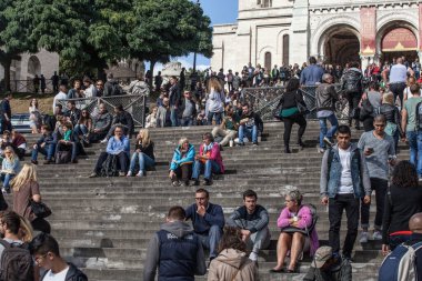 PARIS, FRANCE - 1 Ekim: yaz günü Sacre Coeur Bazilikası yakınlarında bir sürü turist. Büyük bir ortaçağ katedrali. Kutsal Kalp Bazilikası.