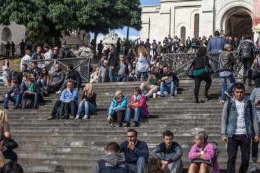 PARIS, FRANCE - 1 Ekim: yaz günü Sacre Coeur Bazilikası yakınlarında bir sürü turist. Büyük bir ortaçağ katedrali. Kutsal Kalp Bazilikası.