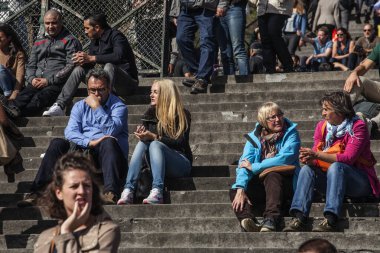 PARIS, FRANCE - 1 Ekim: yaz günü Sacre Coeur Bazilikası yakınlarında bir sürü turist. Büyük bir ortaçağ katedrali. Kutsal Kalp Bazilikası.