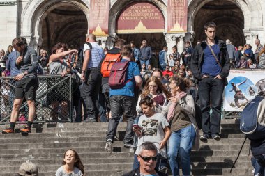 PARIS, FRANCE - 1 Ekim: yaz günü Sacre Coeur Bazilikası yakınlarında bir sürü turist. Büyük bir ortaçağ katedrali. Kutsal Kalp Bazilikası.
