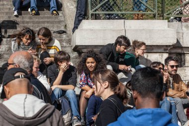 PARIS, FRANCE - 1 Ekim: yaz günü Sacre Coeur Bazilikası yakınlarında bir sürü turist. Büyük bir ortaçağ katedrali. Kutsal Kalp Bazilikası.