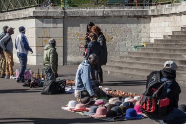 PARIS, FRANCE - 1 Ekim: yaz günü Sacre Coeur Bazilikası yakınlarında bir sürü turist. Büyük bir ortaçağ katedrali. Kutsal Kalp Bazilikası.