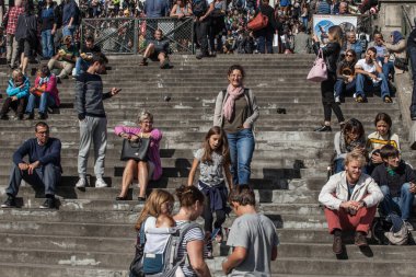 PARIS, FRANCE - 1 Ekim: yaz günü Sacre Coeur Bazilikası yakınlarında bir sürü turist. Büyük bir ortaçağ katedrali. Kutsal Kalp Bazilikası.