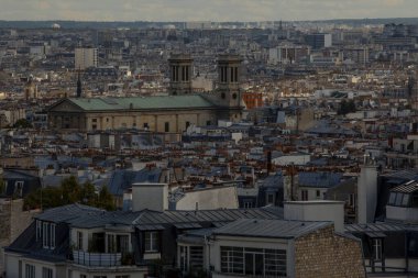 Montmartre 'da. Araştırma platformundan şehrin manzarası. Paris
