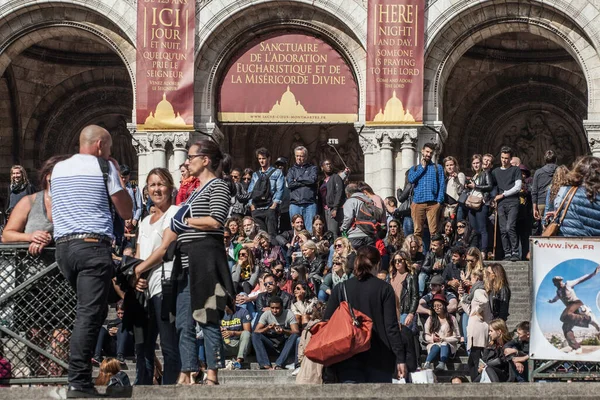 フランス 10月1日 夏の日にサクレ クール大聖堂近くの多くの観光客 中世の大聖堂 聖ハート大聖堂 — ストック写真